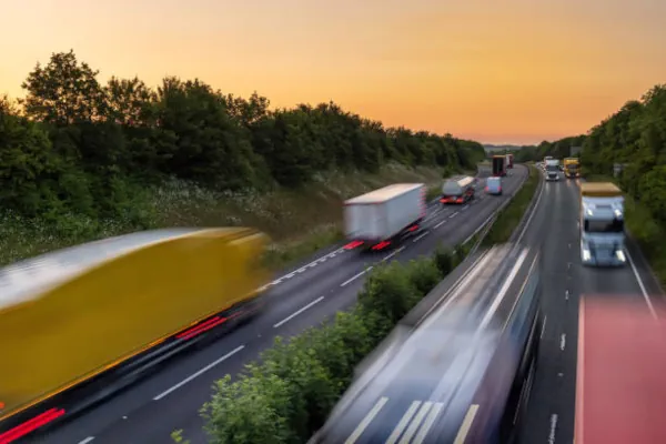 Güterkraftverkehr auf einer Autobahn